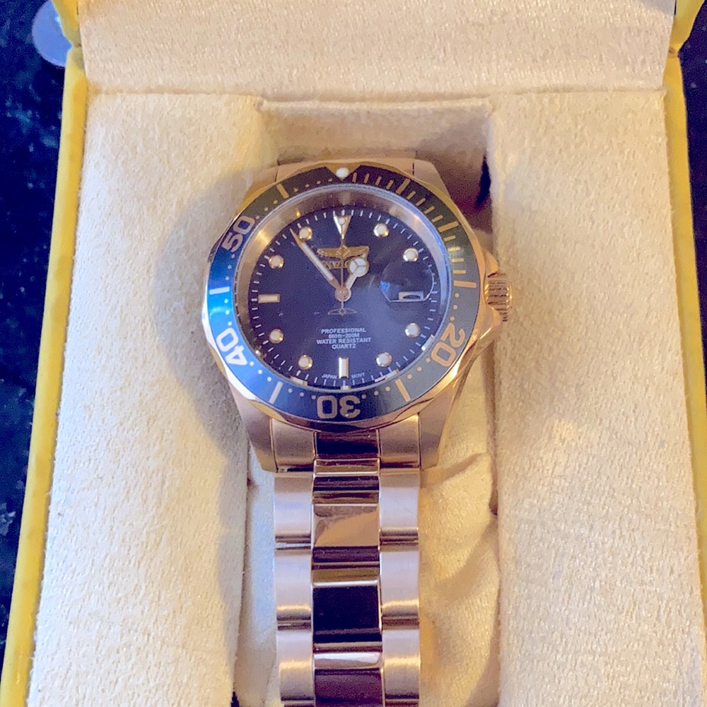 Black and gold invicta pro diver watch